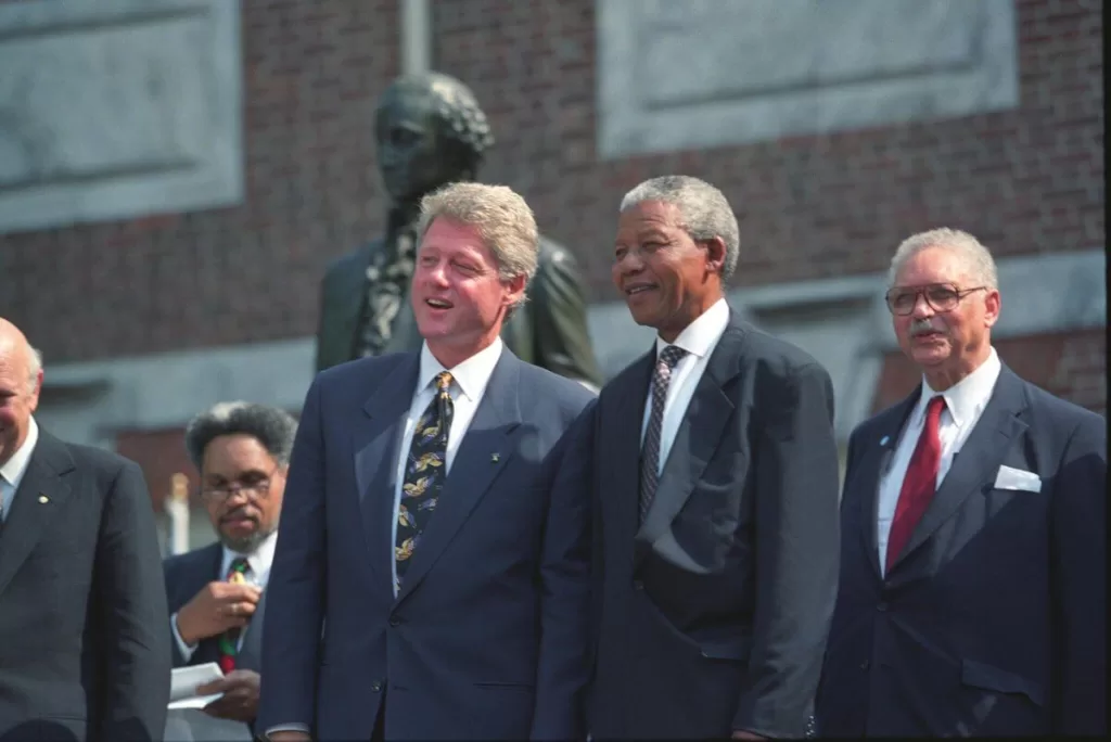 25 Motivational Quotes By Nelson Mandela To Spark Your Inner Strength 3 Bill Clinton with Nelson Mandela